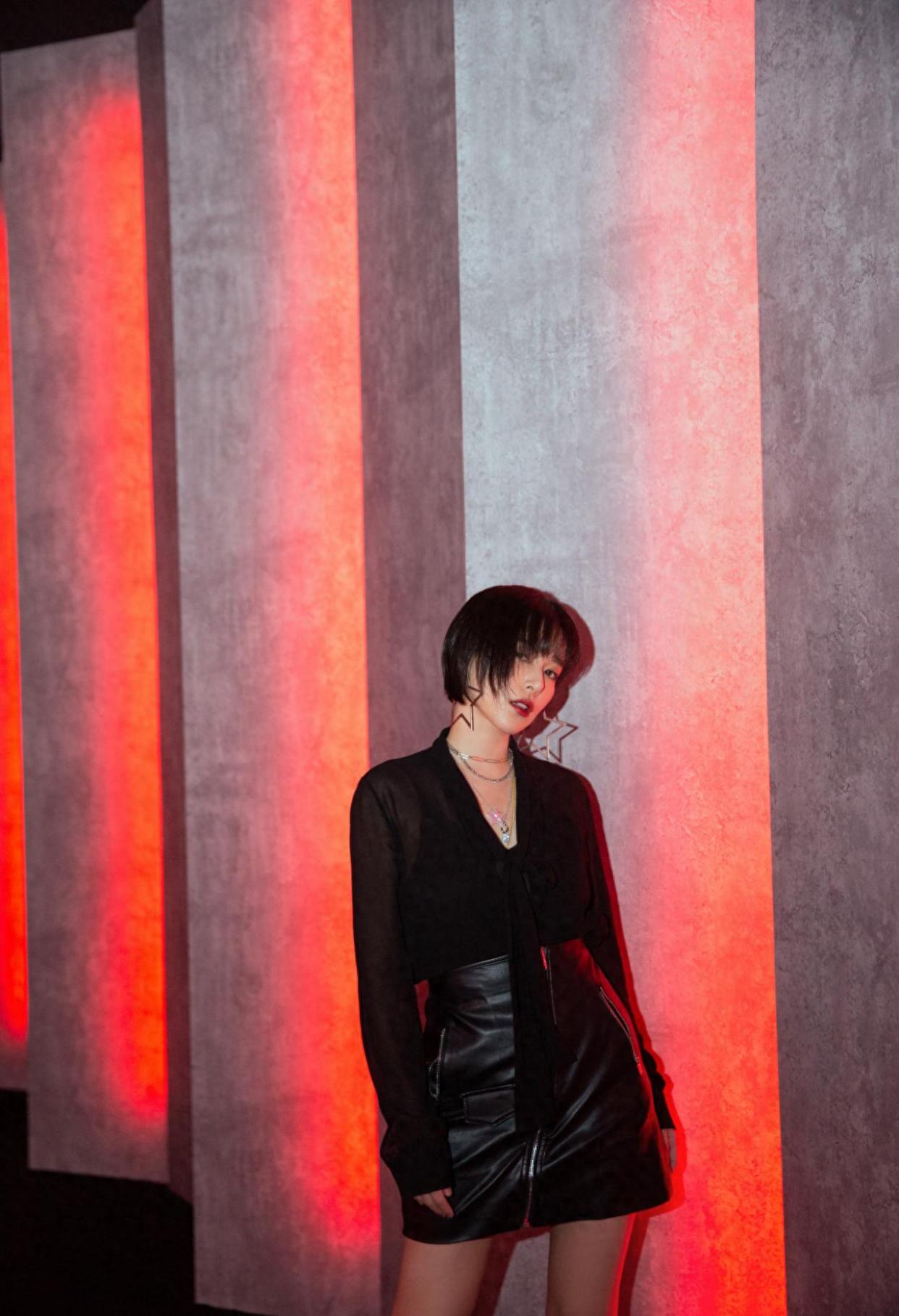 宽松热裤走光*拍偷**阚清子“有毒”吗？分手后衣服美得让人移不开