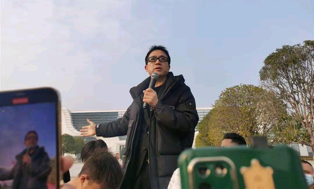 俗不可耐歌词,早安隆回这首歌词表达什么意思