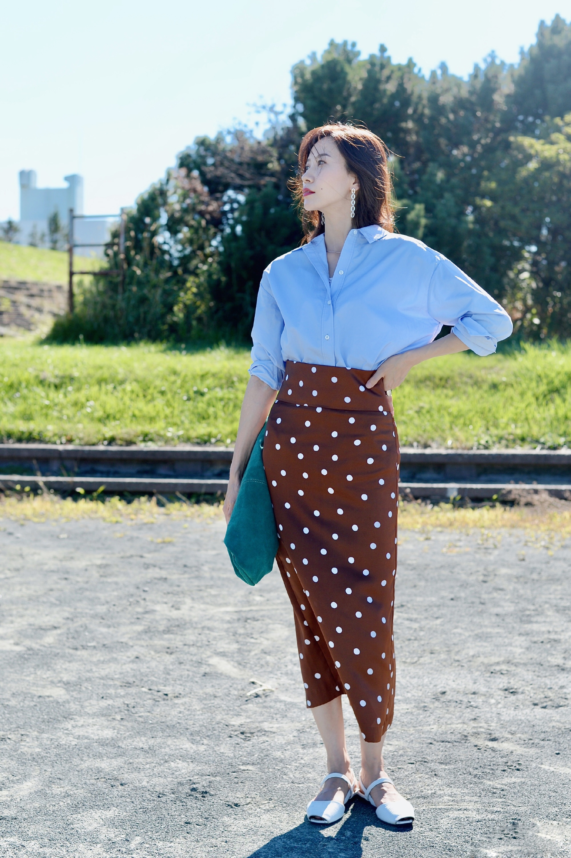 藏蓝色衬衫穿搭什么风格,蓝色衬衫怎样搭配出时尚的感觉