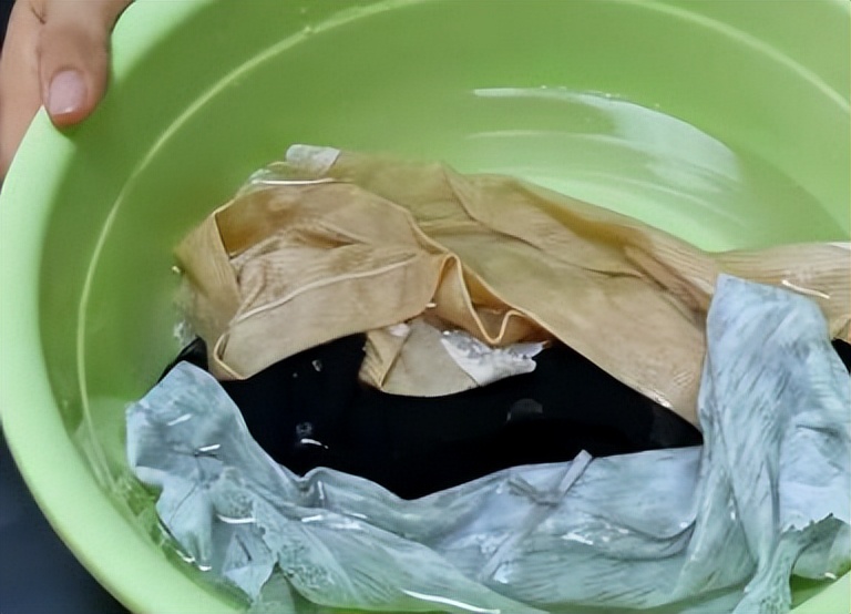 女生每天都清洗*裤内**，为何中间还是发黄发硬呢？看完就明白了