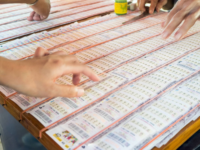 彩票中了100万苦日子终于到头了,彩票如果中了五个亿能拿到多少钱