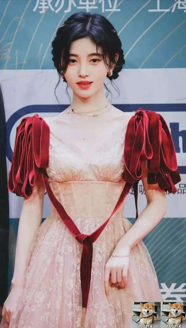 童瑶时尚芭莎红毯,杨幂惊艳亮相嘉人超级盛典红毯