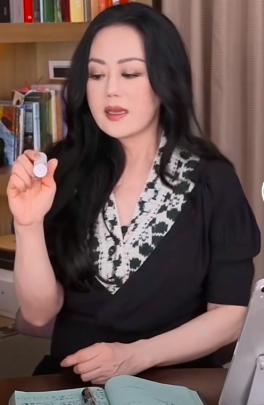 世纪大翻盘，钟镇涛前妻从欠2.5亿到百亿带货女王，经历了什么？