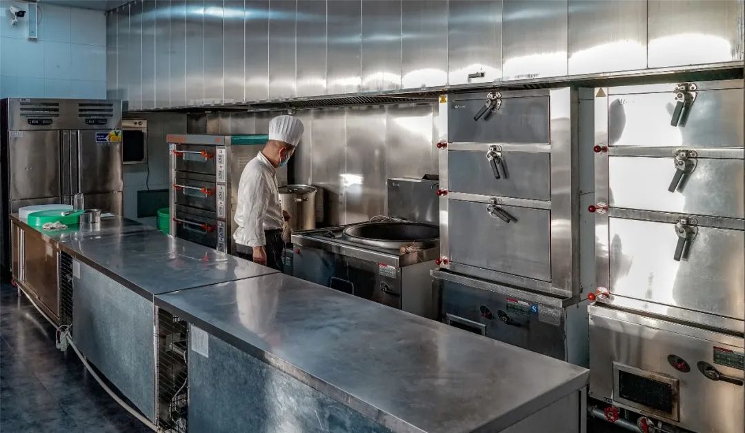 后厨水龙头为什么一直打开,饭店后厨为什么水龙头要一直开