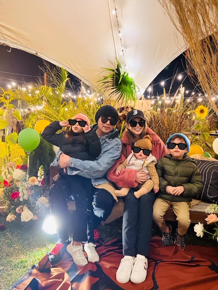 周杰伦晒儿子罗密欧赏画照,周杰伦儿子罗密欧发型