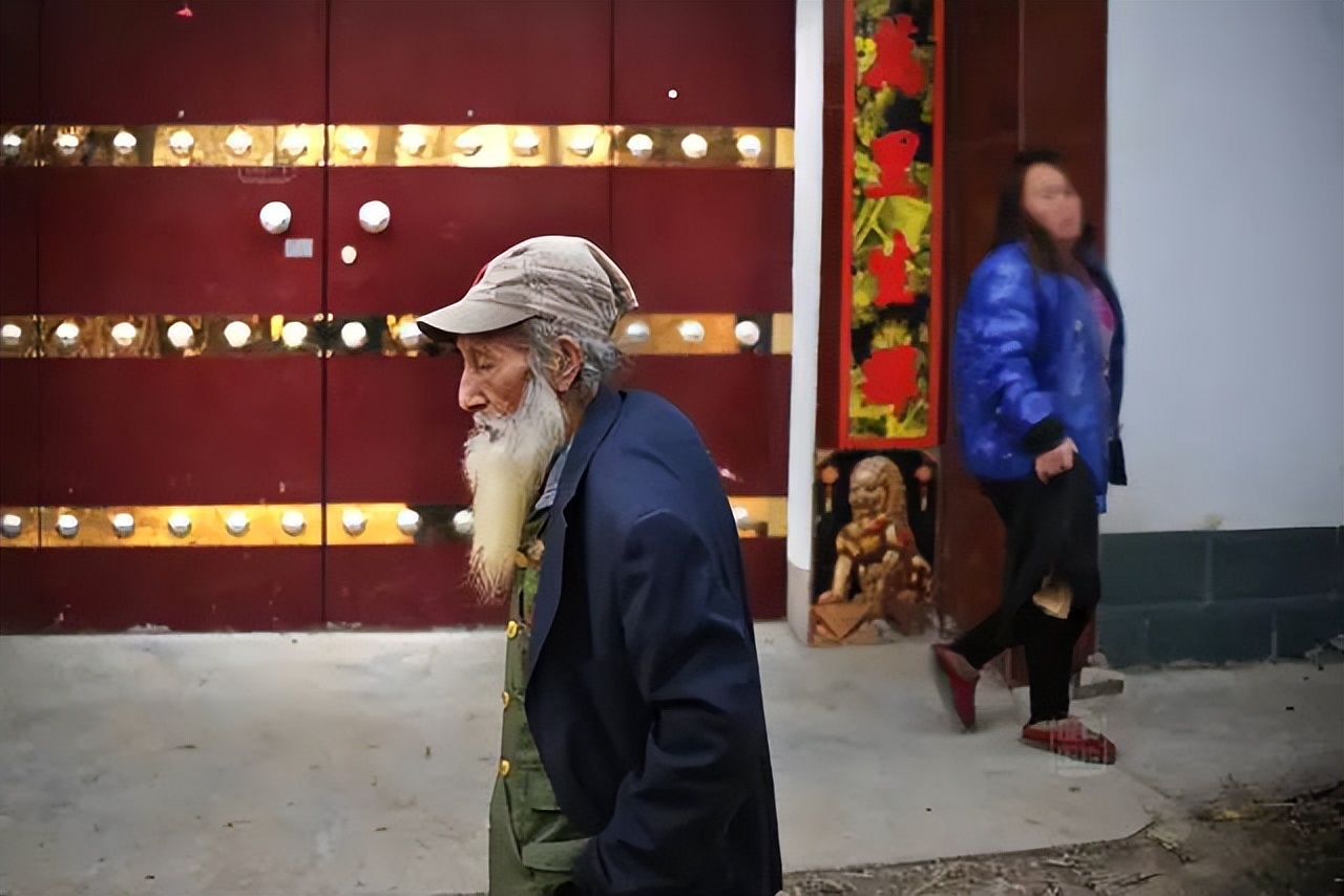 广美裸模爷爷，曾抗美援朝，拾过荒，中过毒，有90后女友