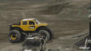 “帮表弟理发，不小心碗歪了，这下可咋办？”哈哈哈