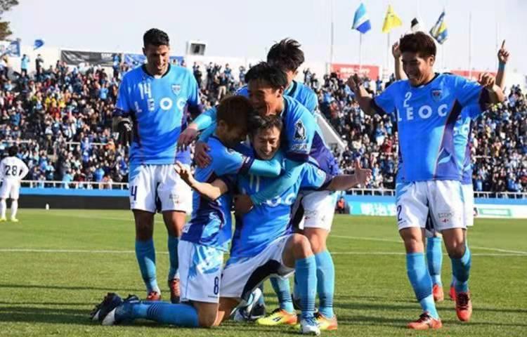 55岁足坛活化石遭8队抢着要！是物有所值？还是被当做“吉祥物”