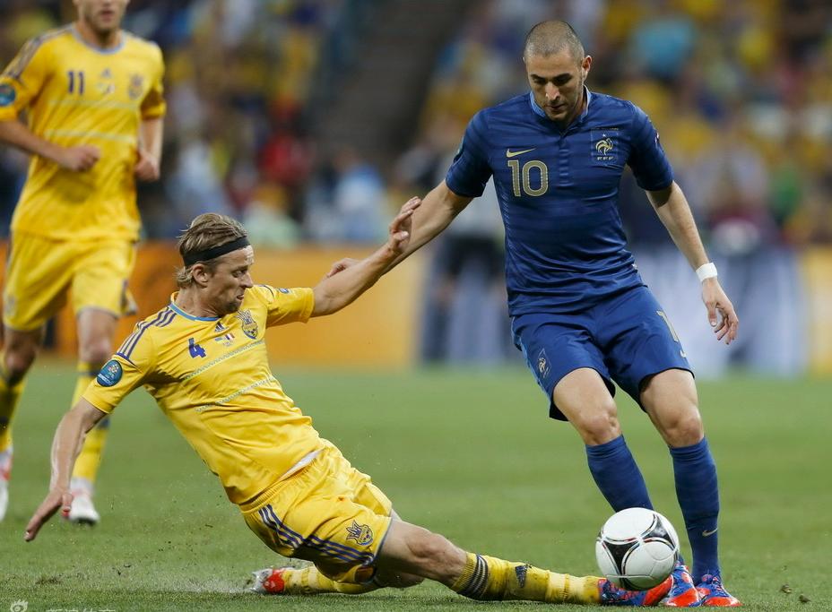 大雨中的足球比赛名场面,大雨足球比赛解说