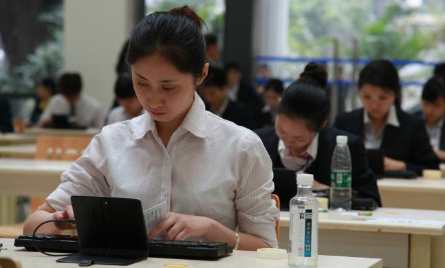 张雪峰靠乒乓球特长到银行工作,国家开发银行张雪峰