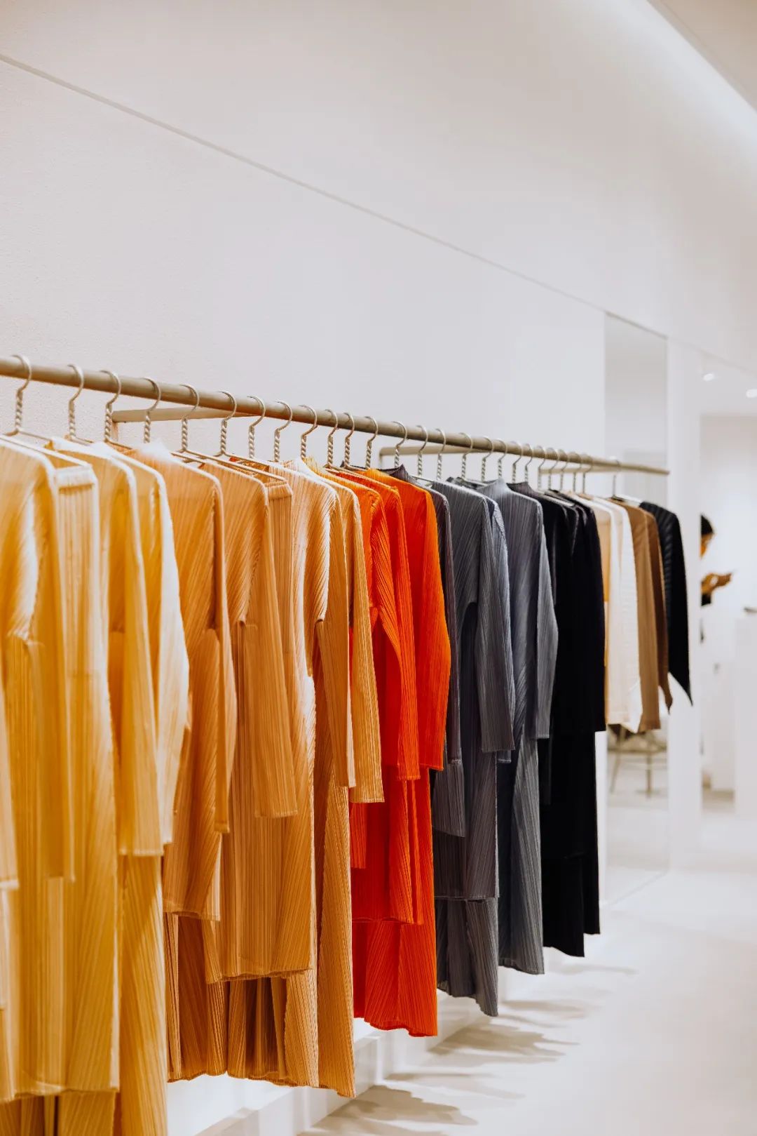 广州第①家「三宅一生」揭幕，这些超火单品拉满秋冬氛围感