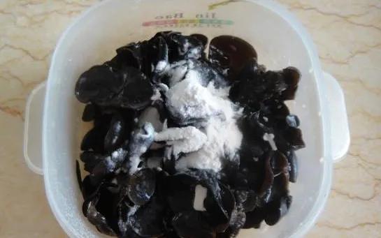 炒木耳会“噼里啪啦”爆？教你3招实用技巧，木耳不溅油不炸锅