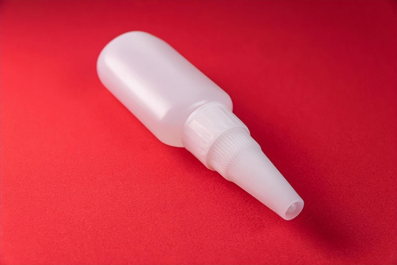 胶水为什么不会粘在瓶子里,为什么胶水不会粘在胶水瓶子里面