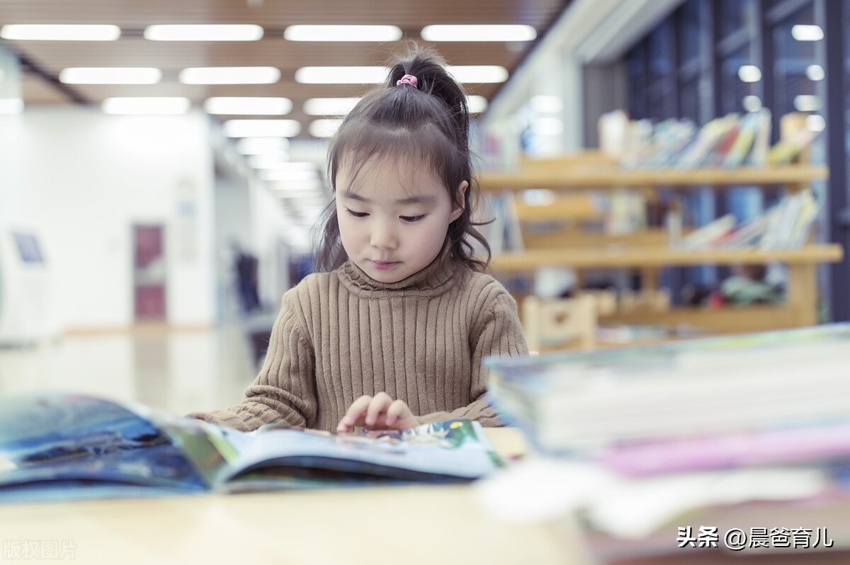 到底如何看待小孩的课外书 (读课外书对孩子的成绩有帮助吗)