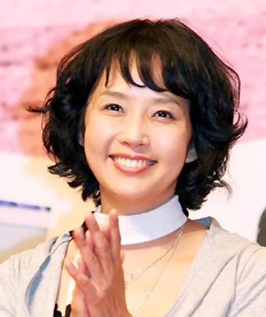 父母自杀，遭遇霸凌，早恋暴瘦100斤，崔真实女儿的成长太悲惨