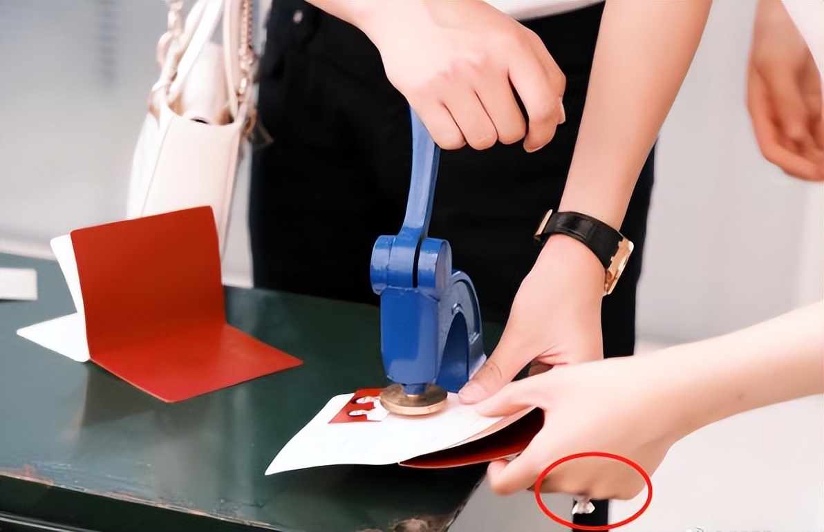 恭喜！央视主持王嘉宁官宣结婚，超大钻戒瞩目，被誉为董卿接班人