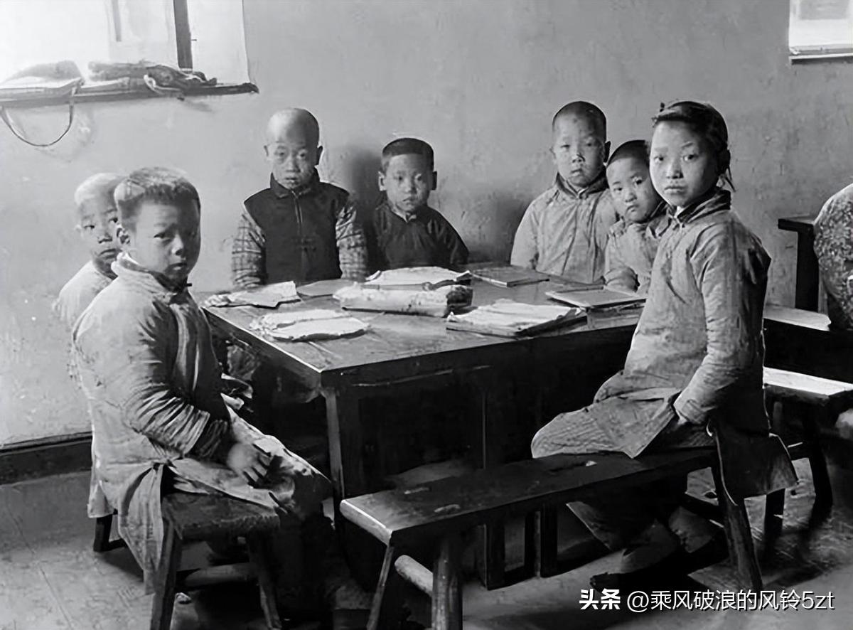 高清老照片：旗人格格大腿岔开豪放洗衣，地主三妻四妾不输女明星