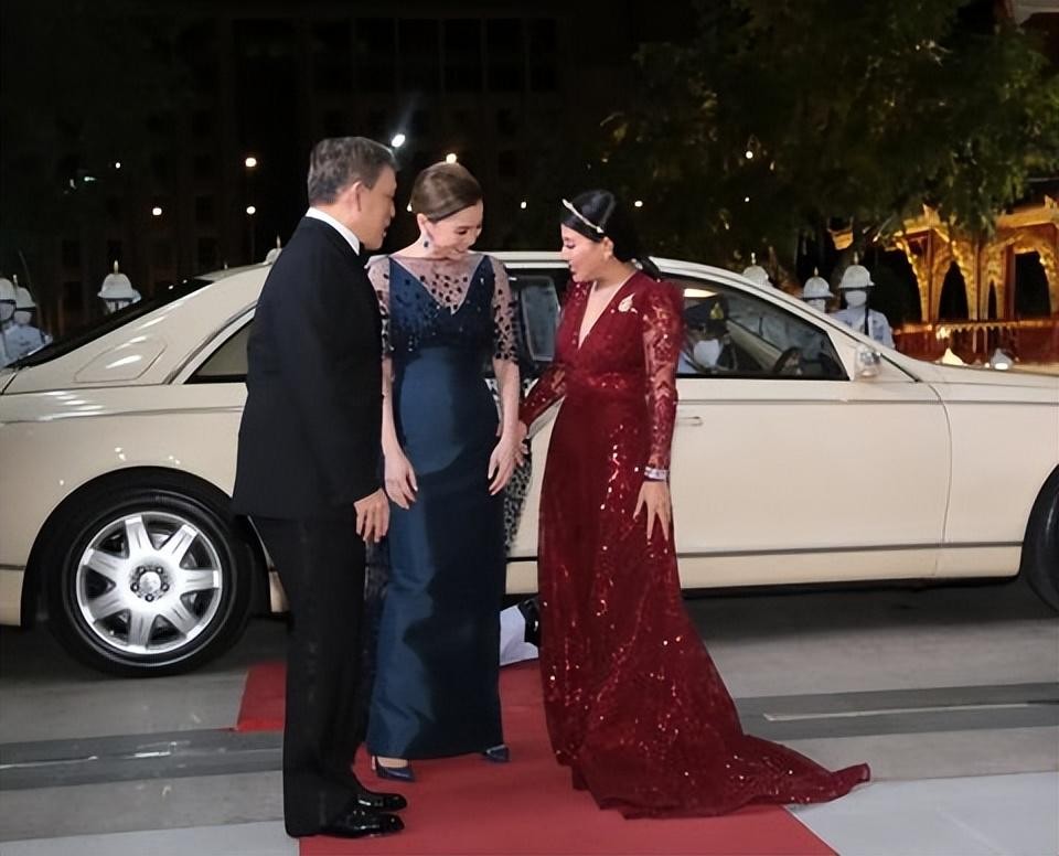 泰王屈膝礼,苏提达生日庆典