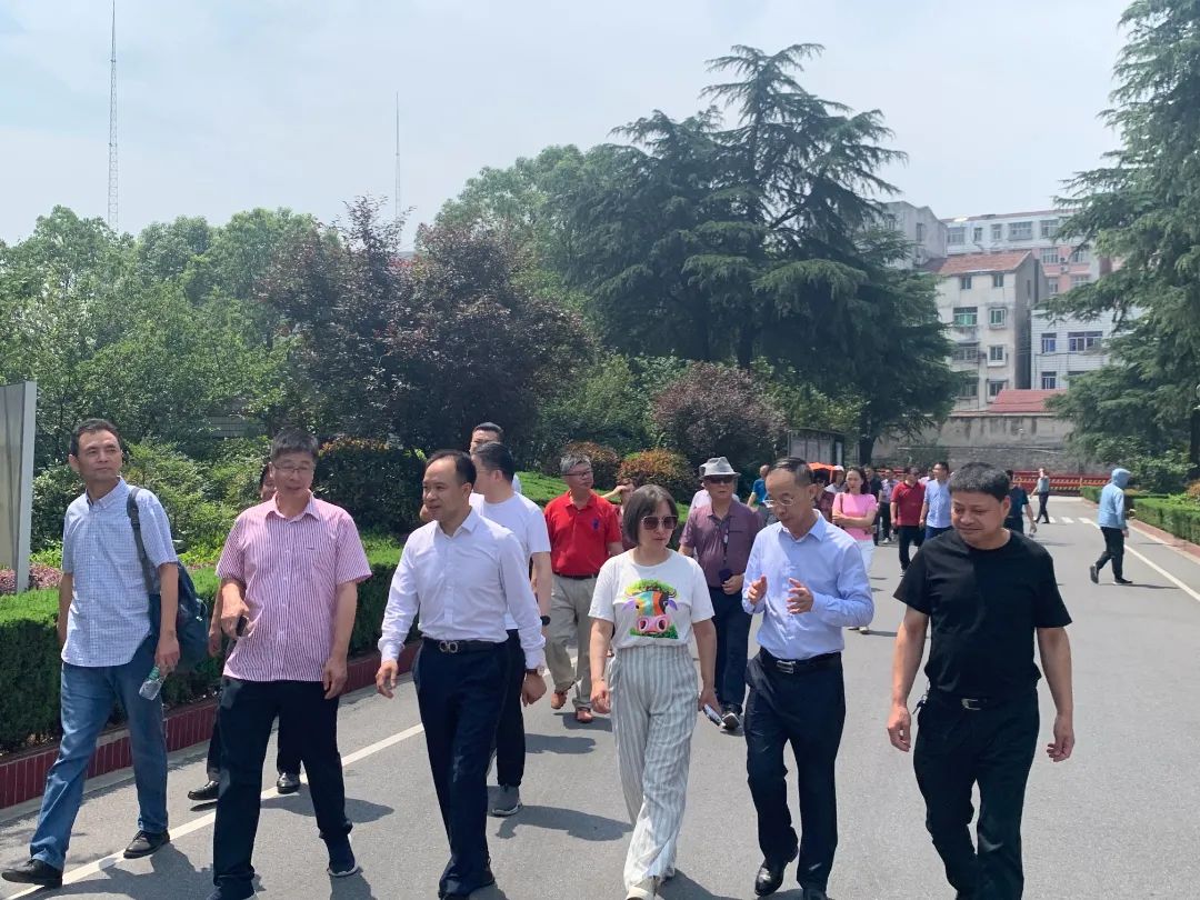 湖北省商业协会秘书长,湖北省青年企业家协会秘书长