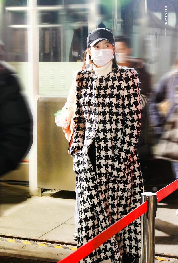 赵丽颖和张小斐同台穿的衣服,张小斐赵丽颖粉色大衣