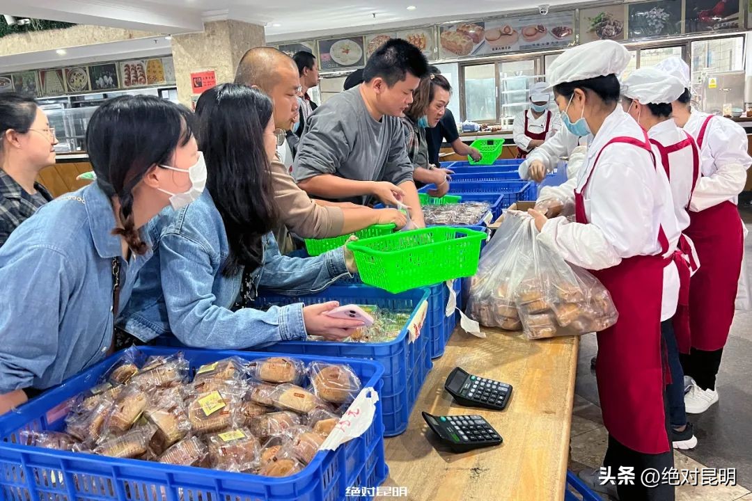 中秋节时妈妈买了许多月饼,中秋妈妈给我寄了一箱月饼