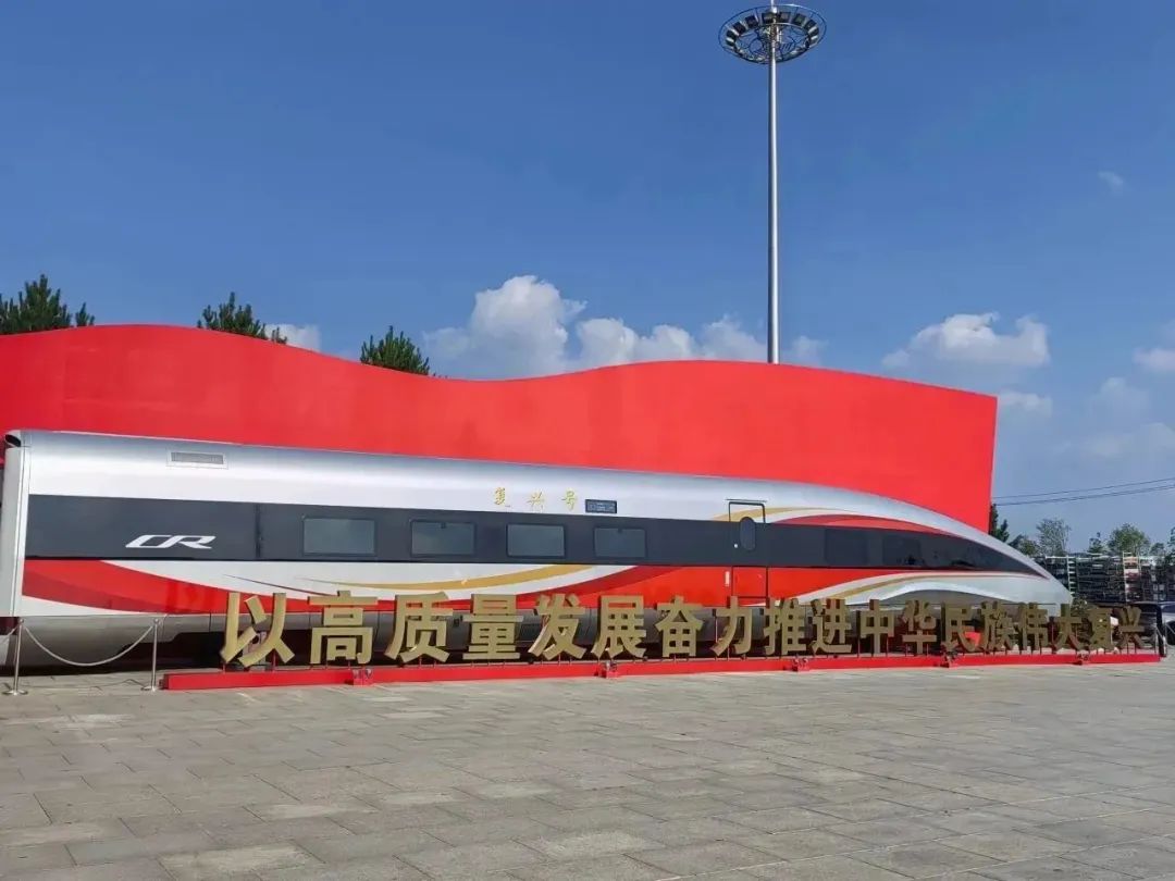 追梦空天凌云志振翅鸿雁赋能时——首都师范大学附属中学育鸿学校