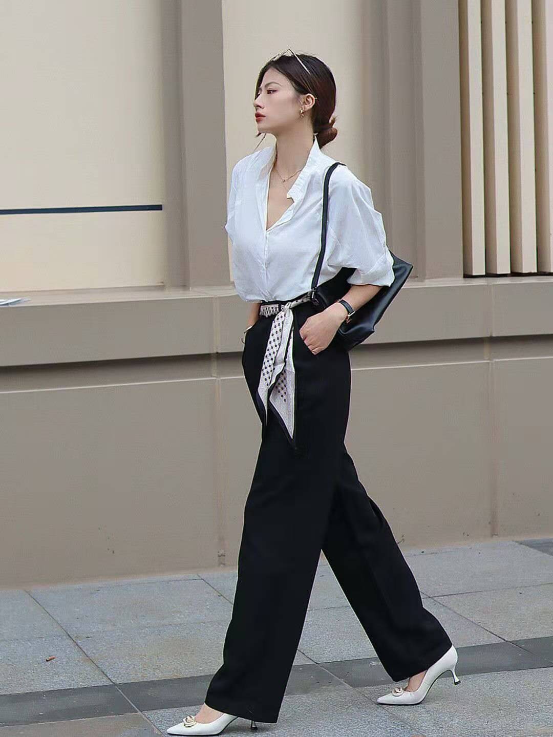 四种黑裤子的穿搭方法,穿来穿去还是卫衣百搭洋气