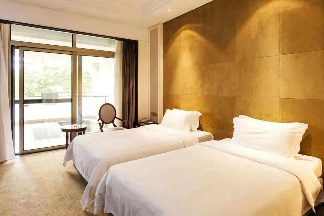 佛山芦苞镇又藏一顶奢温泉度假村，超大落地玻璃窗观园景，去打卡