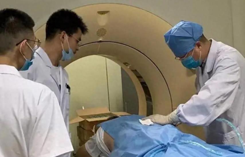 临终老人被强行抢救,癌症晚期昏迷插胃管