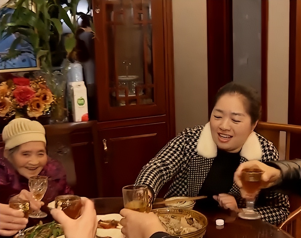 农村姑娘隐居深山创业养鸡,打工妹林下养鸡年入20万