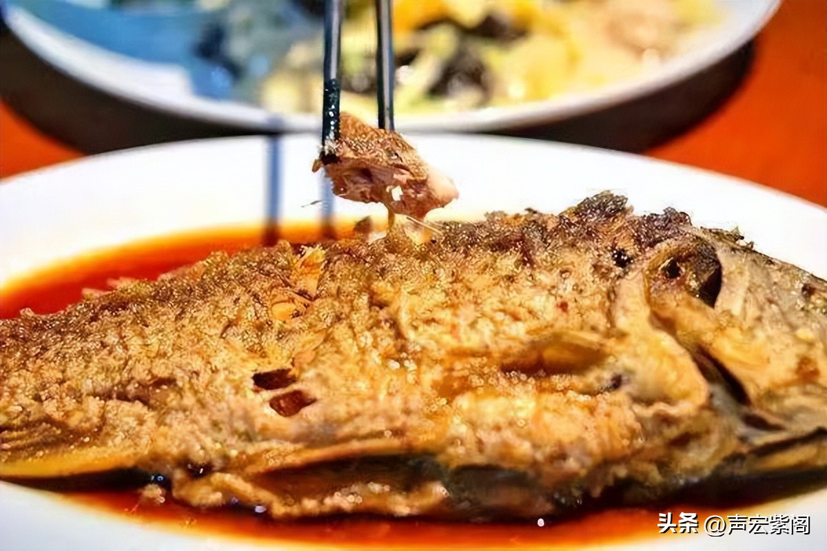 农村婚宴大锅炖整鱼的做法,农村婚宴上酥鱼的做法
