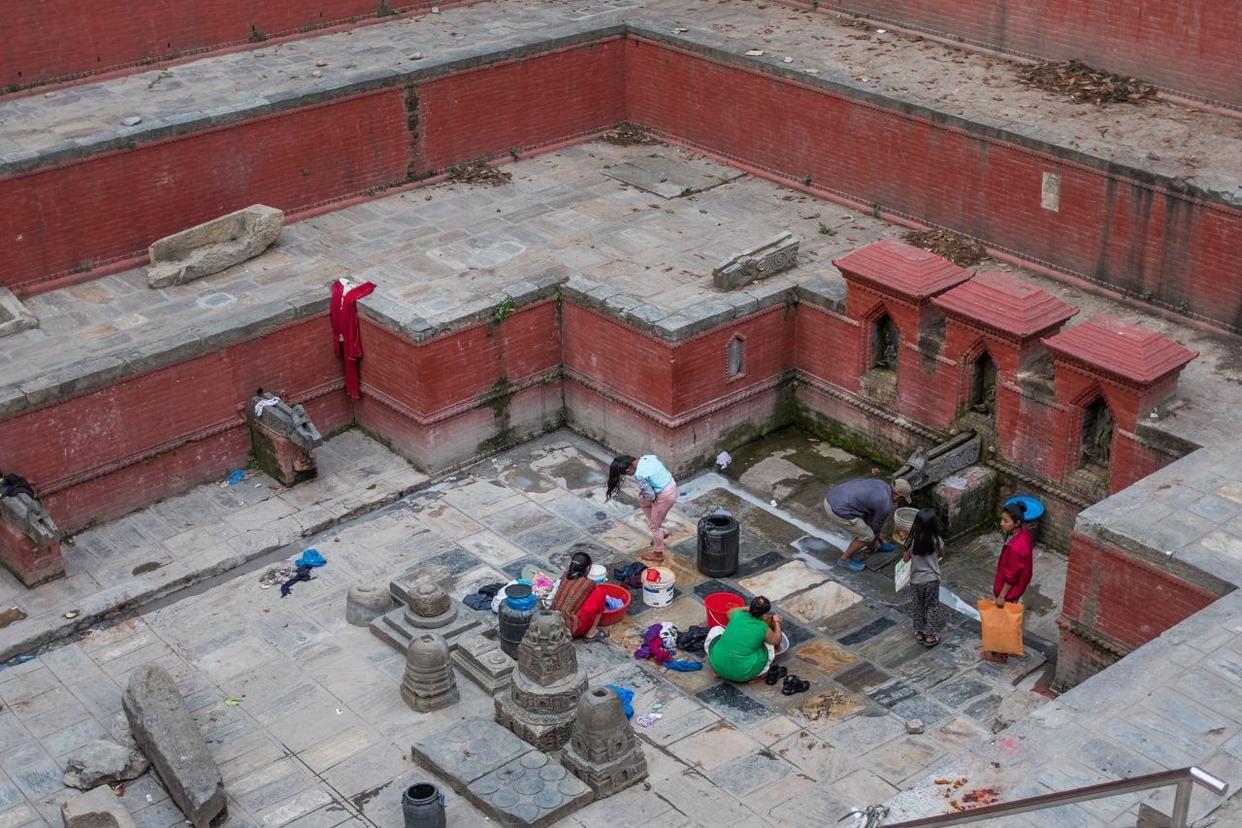 尼泊尔洗澡有必要吗,尼泊尔露天沐浴