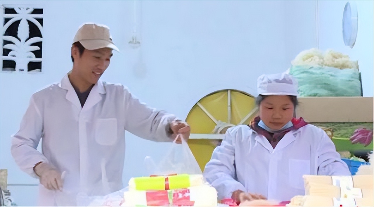 温州卖面条老人,浙江温州老人用手画钱币买面条