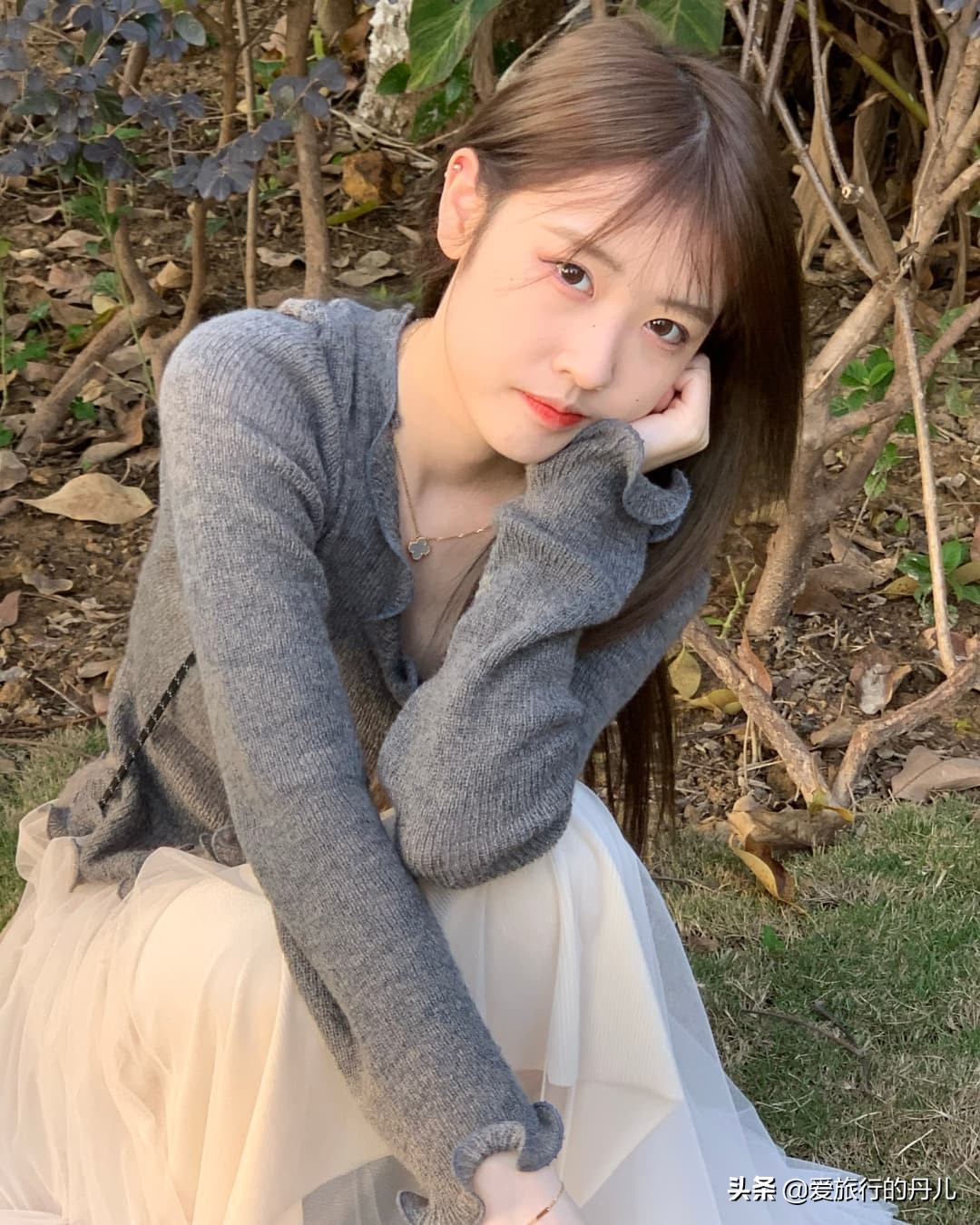 搭配吊带针织衫的半身裙瘦女生,胖妹妹白色毛衣搭配黑色半身裙