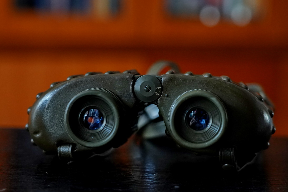 一树梨花压海棠：是*用军**望远镜好？还是名牌望远镜好？