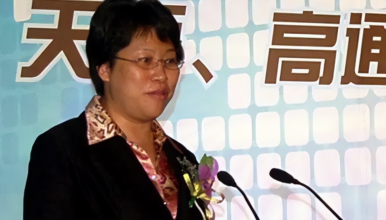 一部手机卖99元，坚持20年不倒闭的荣秀丽，是如何生存至今的