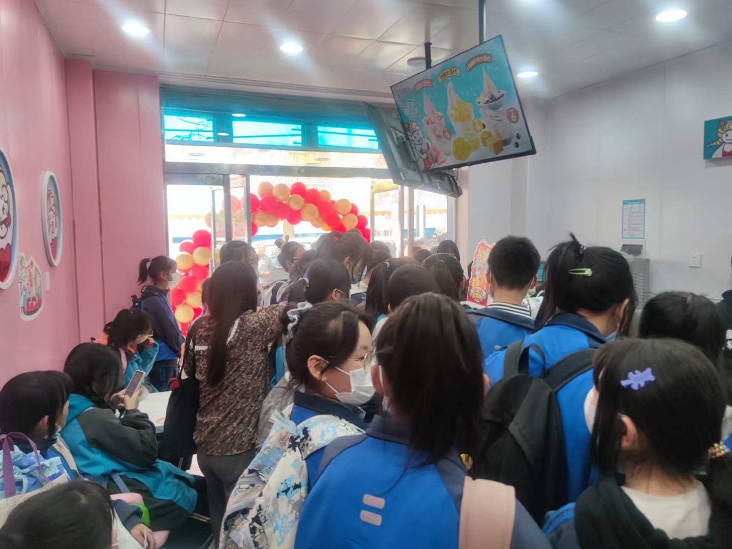 奶茶店是加盟好还是自己开好,奶茶店加盟费用大概是多少钱