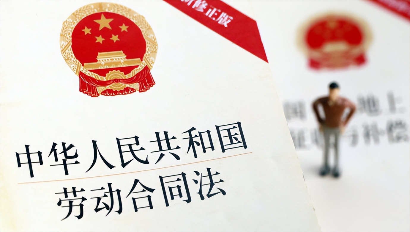 空姐机舱内穿情趣内衣拍照，尺度大到不堪入目，哭求公司别开除