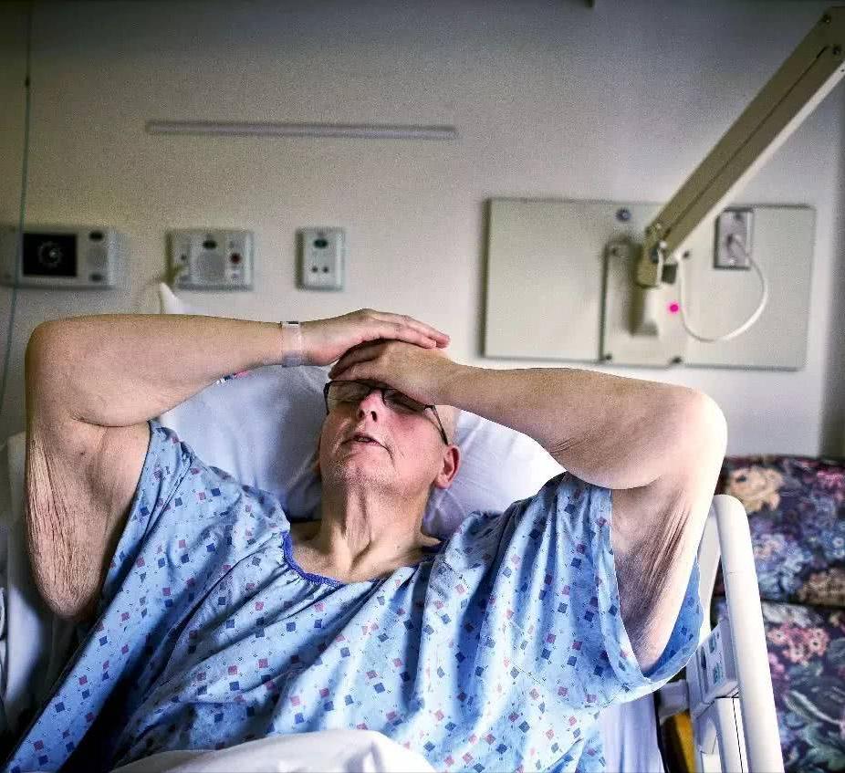 英国男子身高185体重只有120斤,英国男人体重600斤