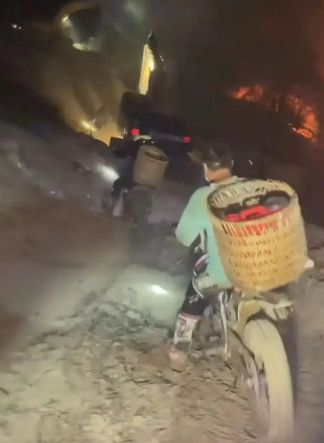 重庆山火烈火00后骑士走红,重庆“烈火骑士”走红