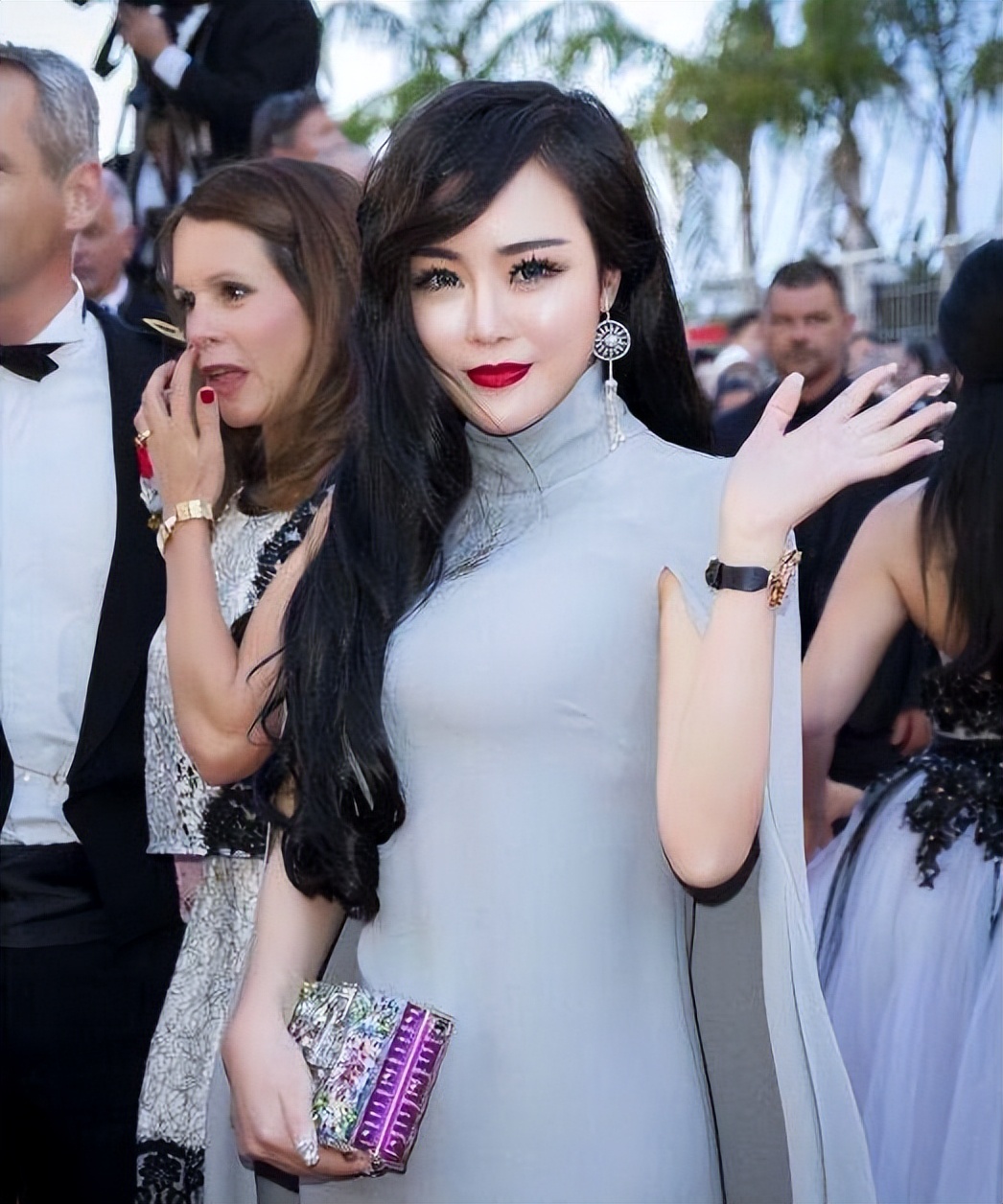 抖音90后网红富婆、日常养豹、出行包专机、到底是一种什么体验？