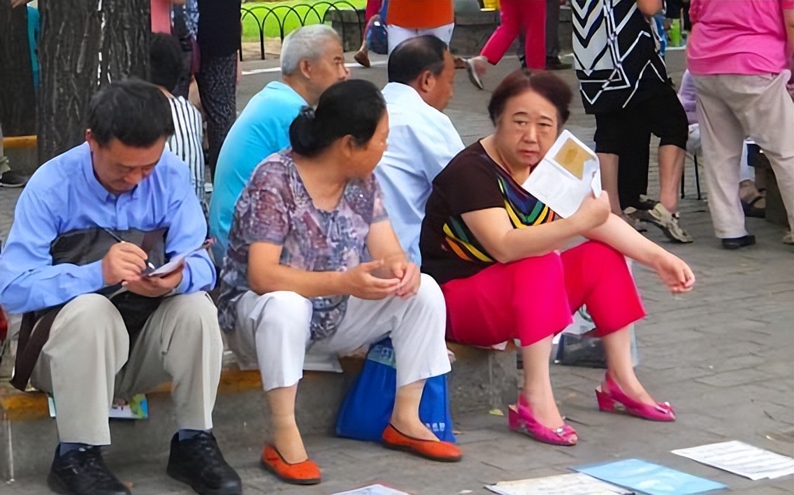 老人的钱给孩子好还是留着养老好,聪明的老人养老钱和子女怎样选择