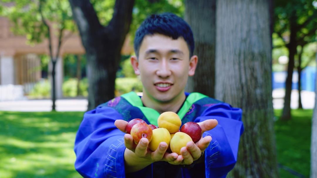 高校送毕业生5000斤自研水果,大学毕业送给学弟学妹们什么礼物