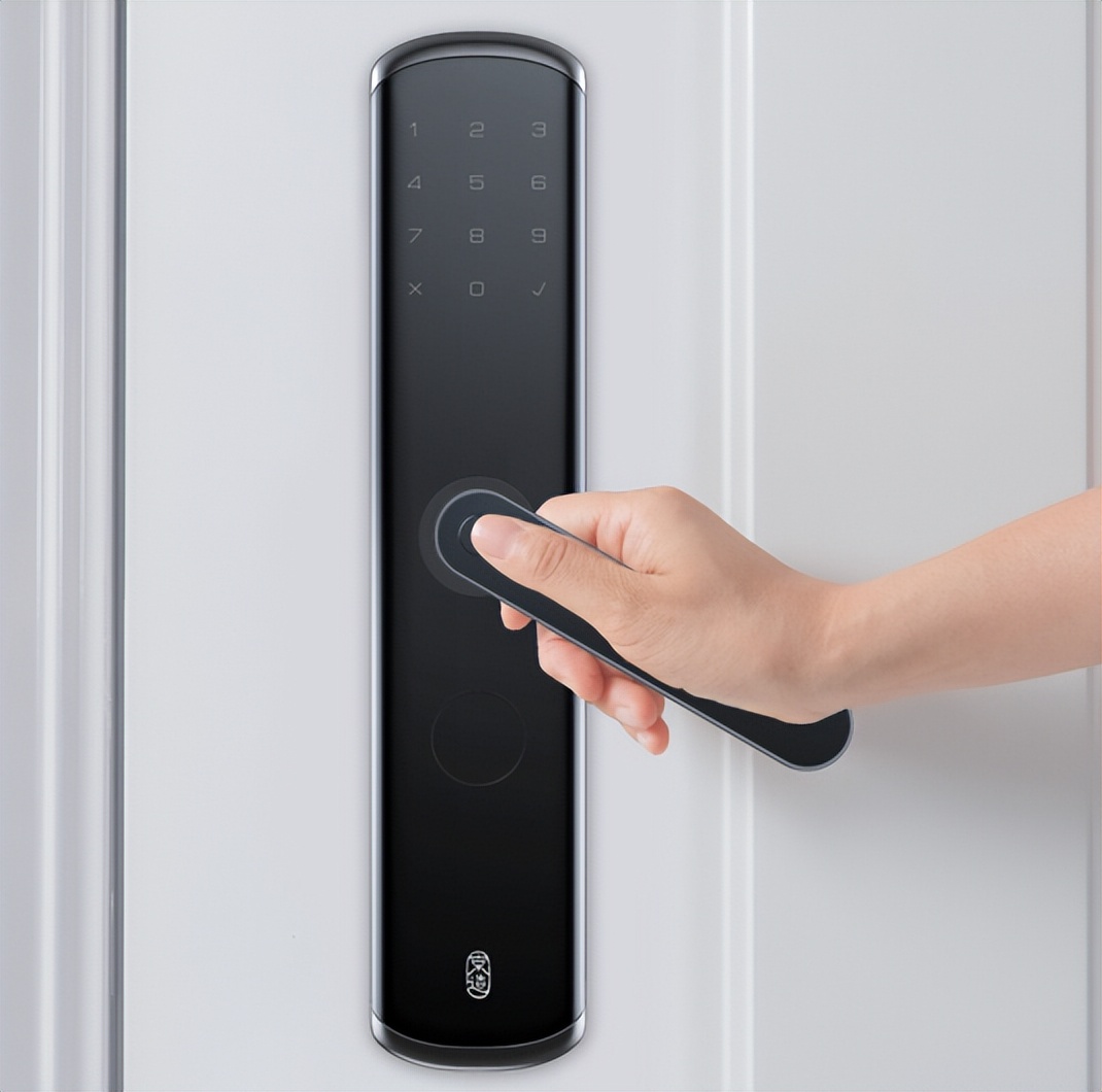 智能锁锁不住外面可以直接打开,被智能密码锁锁在家里怎么办