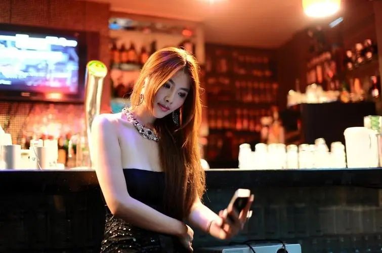 女生去蹦迪容易被揩油吗,蹦迪女朋友被别人搂该怎么办