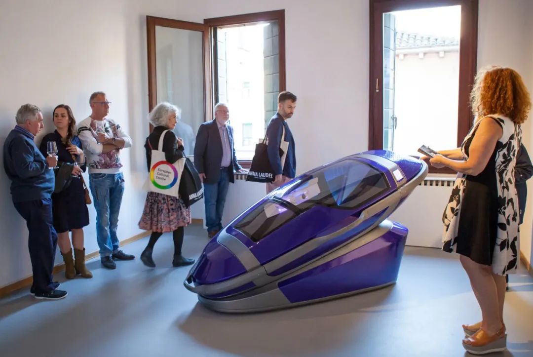 他设计了一个安乐死舱，30秒一键去世，能搬到任何地方