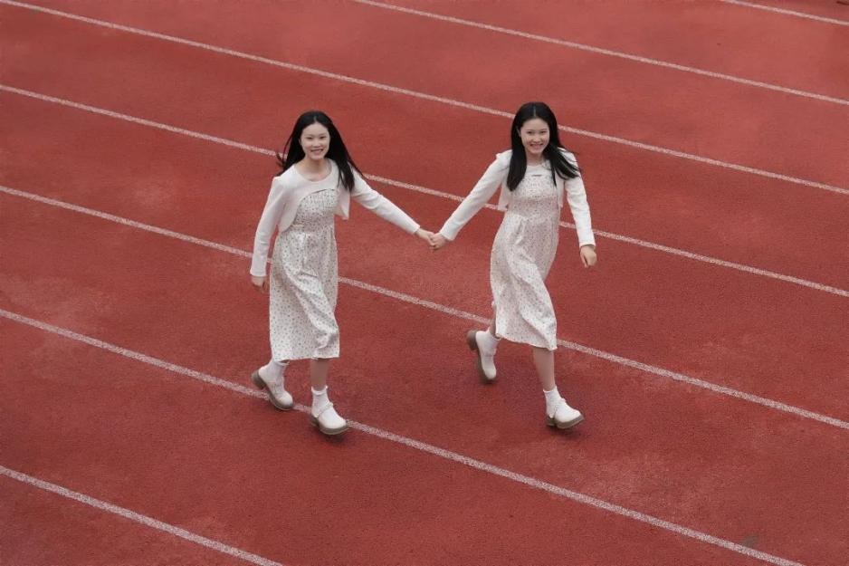 神同步双胞胎,三胞胎姐妹同时被同一所大学录取