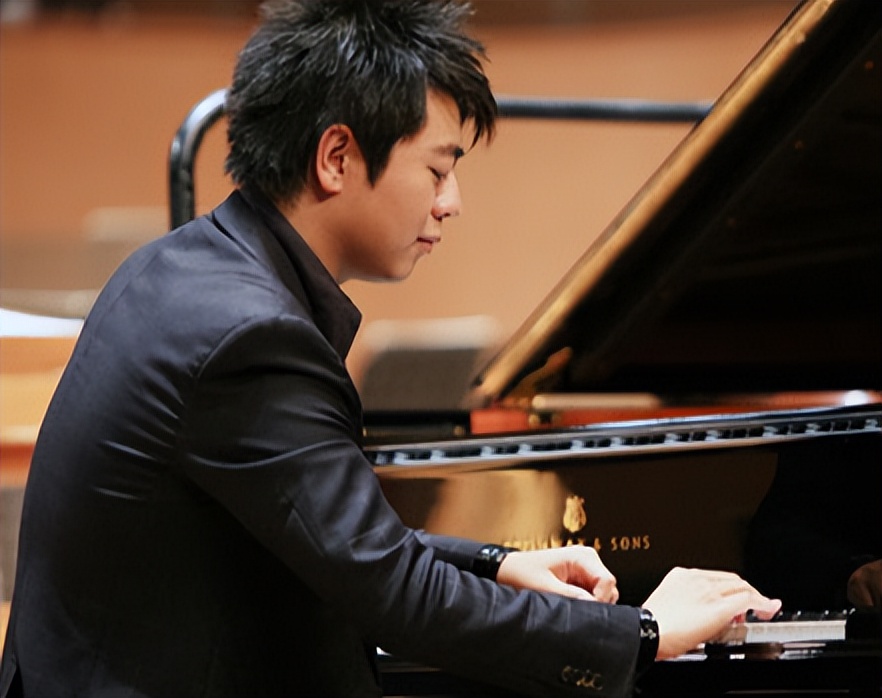 郎朗：钢琴为他带来了名与利，但同时也险些“毁”了他