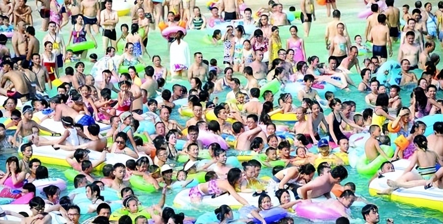 游泳池的水那么脏为什么还有人去,公共游泳池水质不好会得病吗