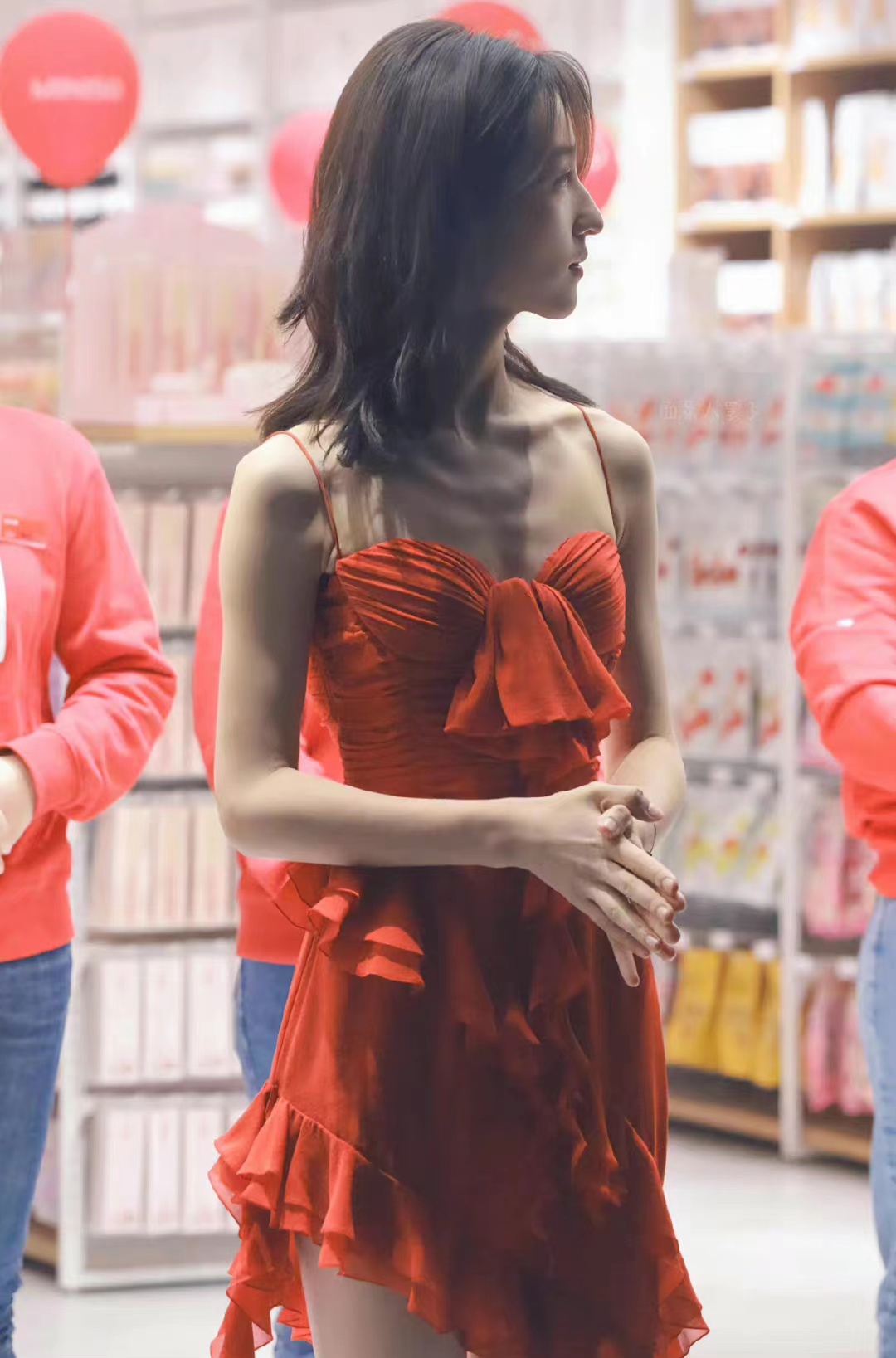 张子枫穿吊带裙秀成熟气质,张子枫荷叶边视频